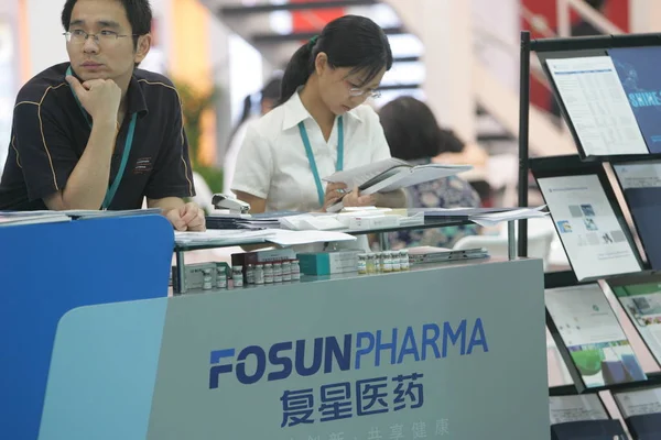 Gente Visita Stand Fosun Pharma Fosun Group Durante Una Exposición — Foto de Stock