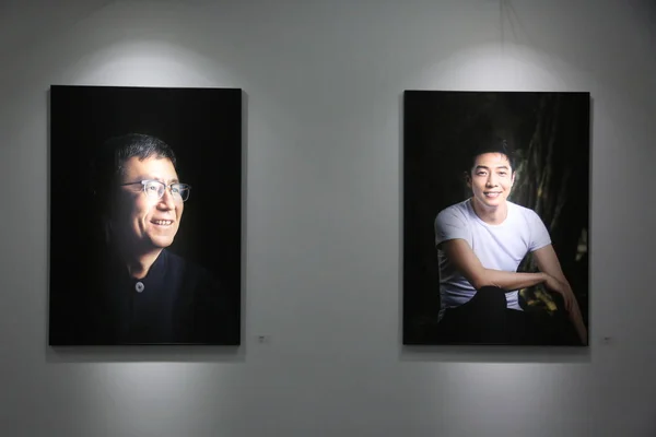 Retratos Anfitriões Chineses Bai Yansong Beining Estão Exibição Durante Exposição — Fotografia de Stock