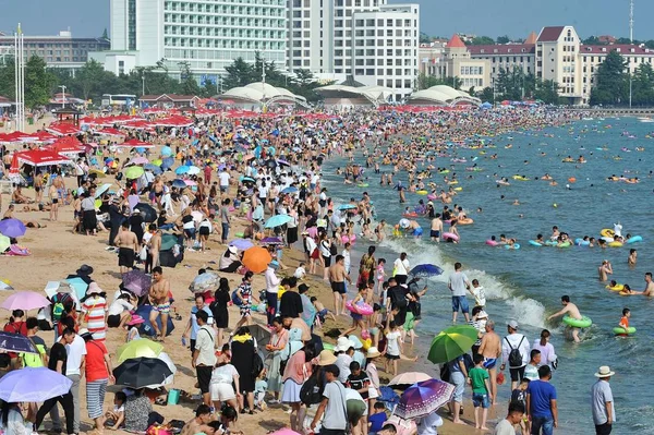 Turisták Tömeg Egy Tengerparti Üdülőhely Lehűlni Magukat Tikkasztó Időjárás Qingdao — Stock Fotó