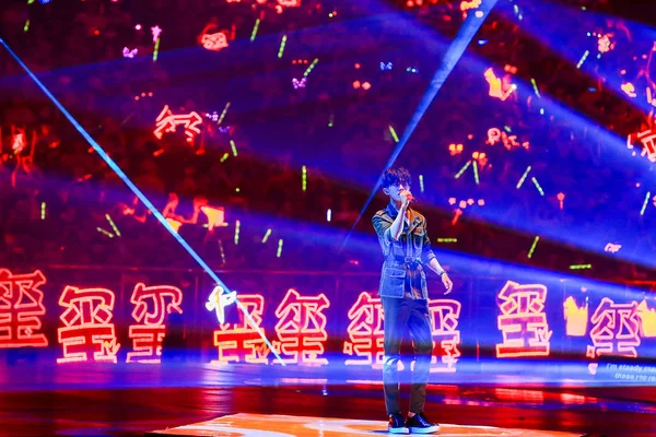 Jackson Yee Lub Yangqianxi Chiński Chłopiec Grupy Tfboys Wykonuje Alibaba — Zdjęcie stockowe