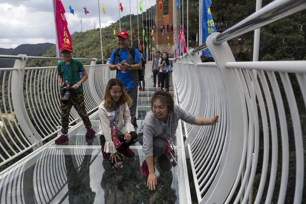 Turisták Bátor Üveg Aljú Híd Qinglong Völgyre Kunming City Délnyugat — Stock Fotó