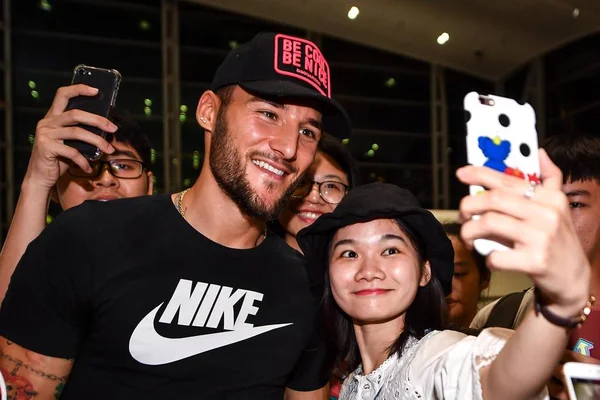 Jogador Futebol Sérvio Nemanja Gudelj Centro Está Cercado Por Multidões — Fotografia de Stock