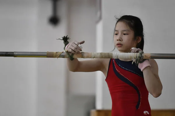 Uma Menina Participa Treinamento Ginástica Ginásio Ginástica Nanchang Cidade Nanchang — Fotografia de Stock