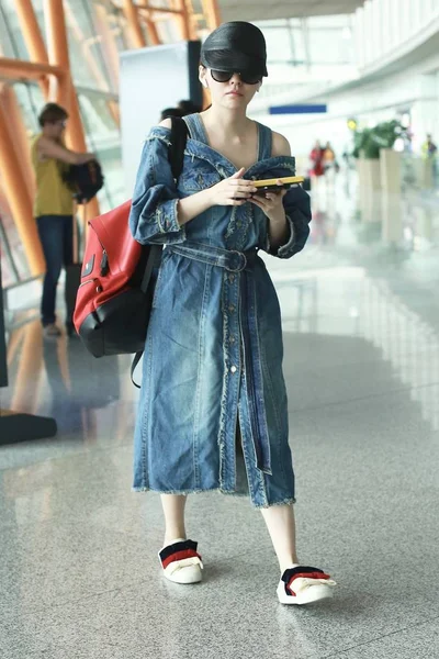 Cantora Chinesa Zhang Liangying Jane Zhang Chega Aeroporto Internacional Capital — Fotografia de Stock