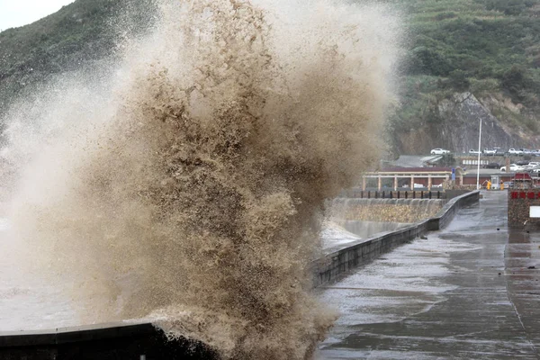 Hullámok Egy Árapály Viselte Okozta Typhoon Maria Túlfeszültség Múlt Akadályt — Stock Fotó