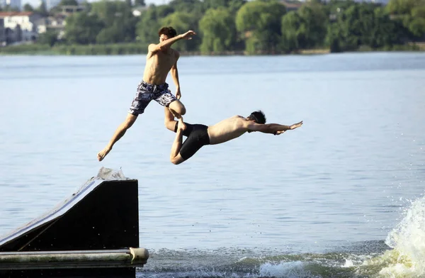 Los Participantes Saltan Lago Este Para Refrescarse Medio Clima Cálido —  Fotos de Stock