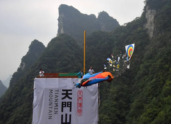 Wingsuit Flier Konkuruje Jak Przechodzi Przez Cel Podczas Liga Światowa — Zdjęcie stockowe
