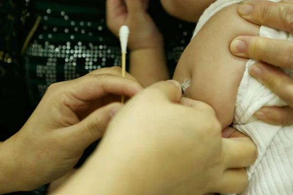 Bébé Chinois Est Vacciné Clinique Centre Contrôle Des Maladies Shanghai — Photo