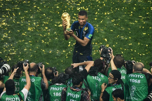 Килиан Мбаппе Франции Позирует Трофеем Чемпионата Мира После Франция Победила — стоковое фото