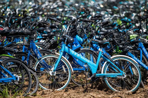 Bicicletas Abandonadas Serviços Compartilhamento Bicicletas Chinesas São Empilhadas Topo Montanha — Fotografia de Stock