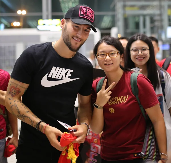 Srbský Fotbalista Nemanja Gudelj Střed Obklopen Davy Fanoušků Odchází Guangzhou — Stock fotografie