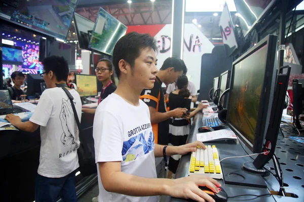 Visitors Play Online Games 16Th China Digital Entertainment Expo Also — Stock Photo, Image