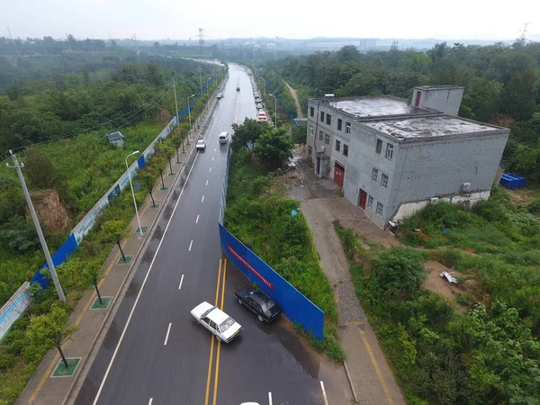 Vista Aérea Casa Clavos Cortando Una Carretera Mientras Los Propietarios —  Fotos de Stock