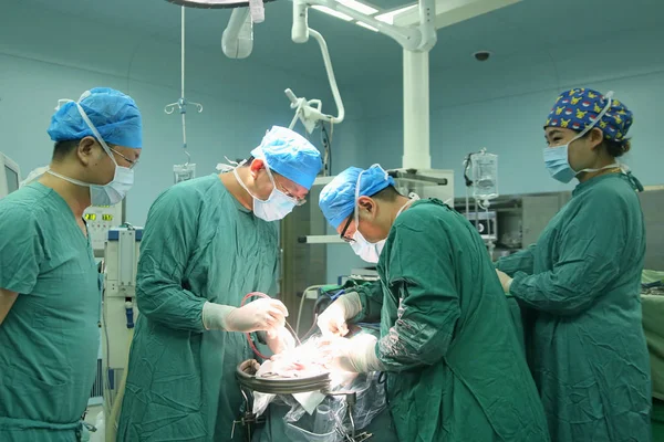 2018年8月19日 中国医生在中国东部江苏省常州市一家医院为一名患者做手术 — 图库照片