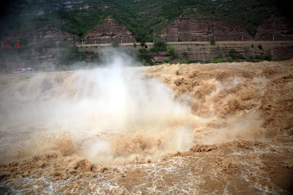 Les Touristes Profitent Des Scènes Cascade Rugissante Raison Des Pluies — Photo