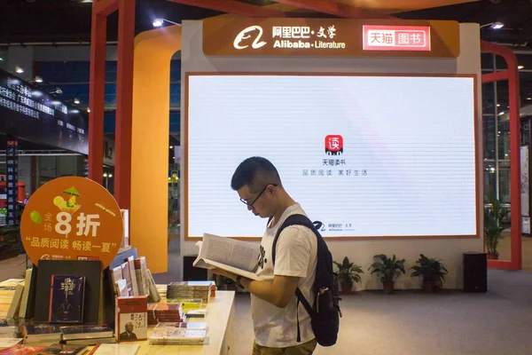 Visitor Seen Stand Alibaba Literature Exhibition Guangzhou City South China — Stock Photo, Image