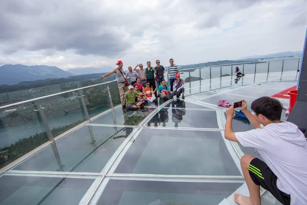 Los Turistas Disfrutan Del Paisaje Torre Turística Cristal Metros Altura —  Fotos de Stock