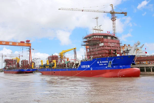 2018年8月19日 中国東部江蘇省南通市の汽東市で行われた打ち上げ式で 2隻の船が港に停港した — ストック写真
