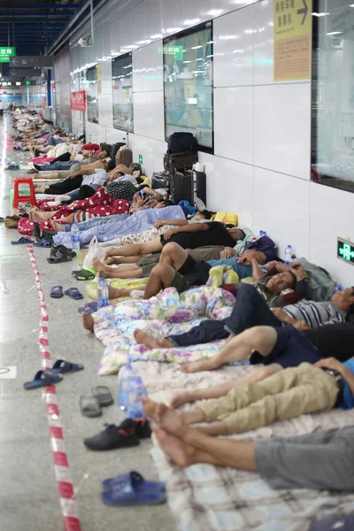 中国建設労働者が今後台風 Mangkhut 日中国南部の広東省深圳市紅樹湾南の地下鉄駅で 台風に備えて 一時的な避難所で休む — ストック写真