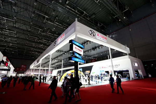 People Visit Stand Chinese Car Maker Baic Group 16Th Shanghai — Stock Photo, Image