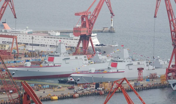 Two Type 055 Guided Missile Destroyers Take Water Shipyard Dalian — Stock Photo, Image