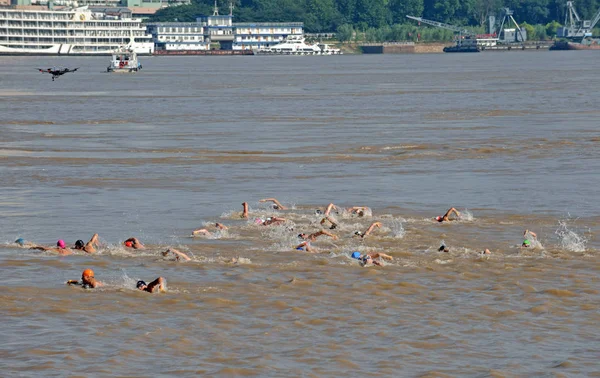 水泳は 2018 中国中部の河南省 武漢市で長江の毛沢東のスイミング ツアーの 周年を記念して 2018 揚子江水泳レースに参加します — ストック写真