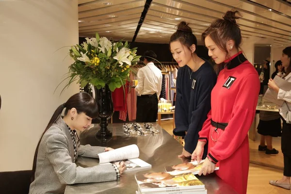 Das Japanische Mode Model Kozue Akimoto Links Gibt Autogramme Für — Stockfoto