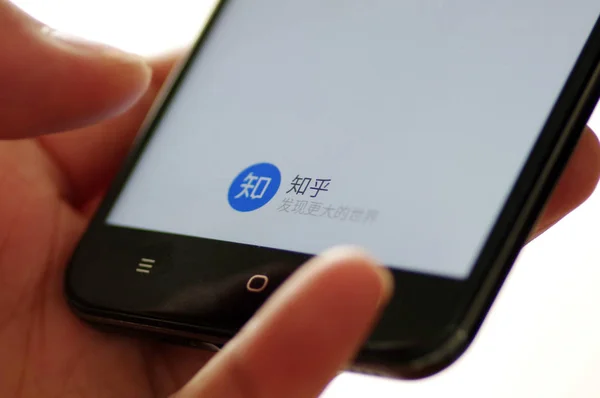 Ein Chinesischer Handynutzer Benutzt Die Mobile App Der Quora Ähnlichen — Stockfoto