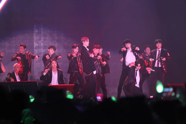 韓国ボーイズ グループ Got7 のメンバーは Got7 2018 ワールド ツアー中国 香港のコンサートの あなたの目 — ストック写真