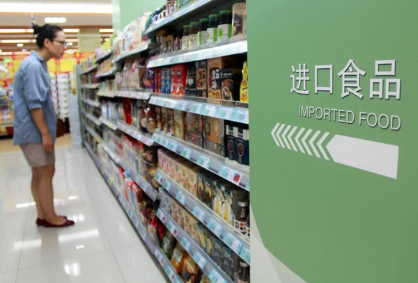 Customer Shops Imported Food Supermarket Nanjing City East China Jiangsu — стоковое фото
