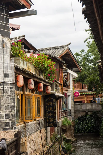 2015 日中国南西部の雲南省 麗江市の麗江の旧市街地で道の両側にお店や旅館のビュー — ストック写真