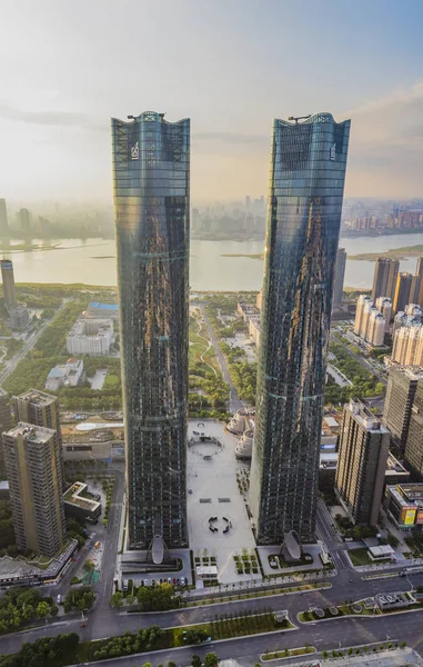 世界最大のLed壁を持つツインタワーの都市景観 300平方メートルの面積をカバーし 中国東部の江西省南昌市のホングタン新区で 2018年8月17日 — ストック写真