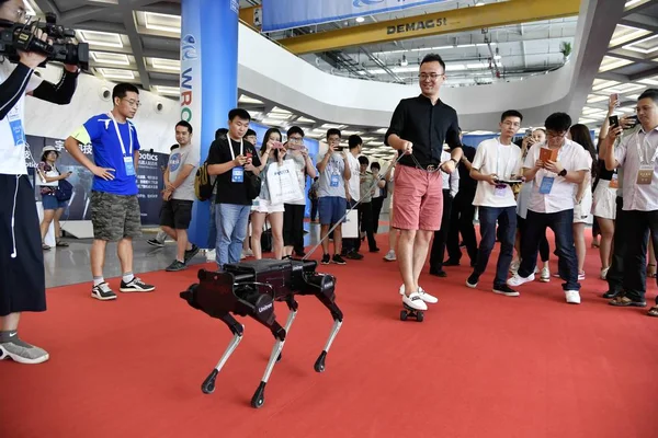 Visitante Pie Monopatín Pasea Perro Robot Expuesto Durante Conferencia Mundial — Foto de Stock