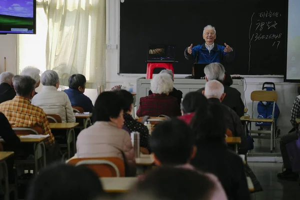 Personas Mayores Sientan Clase Universidad Linghai Para Personas Mayores Ciudad —  Fotos de Stock