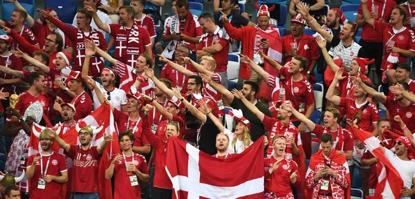 Deense Voetbalfans Schreeuwen Zwaaien Vlaggen Tonen Hun Steun Voor Denemarken — Stockfoto