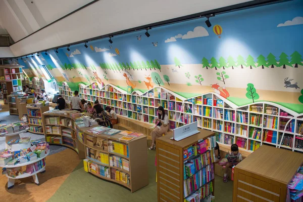 Les Clients Sélectionnent Lisent Des Livres Dans Shenzhen Book City — Photo