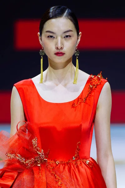 モデルがファッションショーで 2018 北京ファッションウィーク期間中に北京 2018 日伝統的な新しい創造を表示します — ストック写真