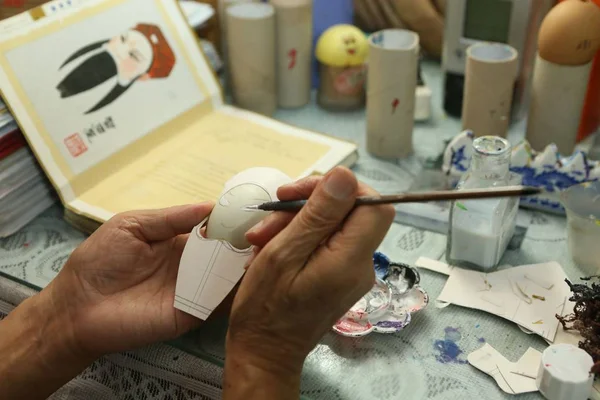 Year Old Craftsman Fei Yongquan Paints Peking Opera Mask Egg — Stock Photo, Image