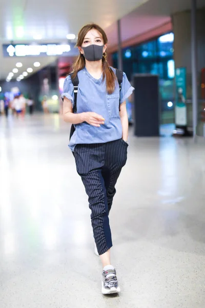 Chinese Actrice Zhao Wei Afgebeeld Een Luchthaven Shanghai China Juli — Stockfoto