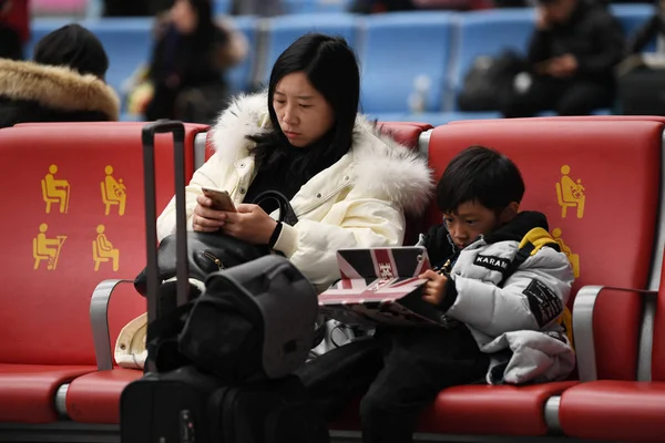 File Los Pasajeros Esperan Sus Trenes Mientras Usan Teléfono Móvil —  Fotos de Stock