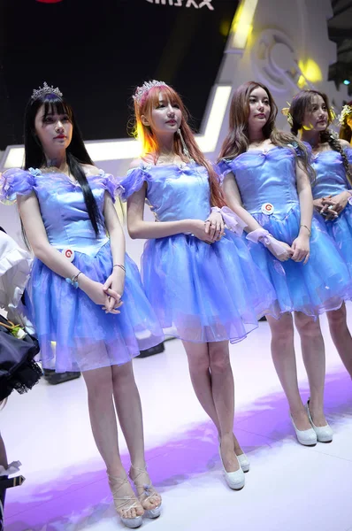 Chiński Showgirls Pozować Stoisku Shanda Games Podczas Chiny Digital Entertainment — Zdjęcie stockowe