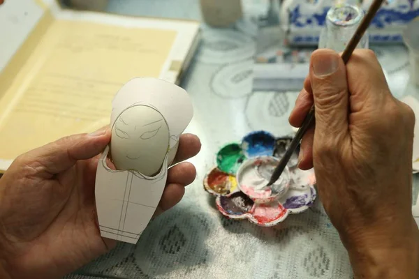 Year Old Craftsman Fei Yongquan Paints Peking Opera Mask Egg — Stock Photo, Image