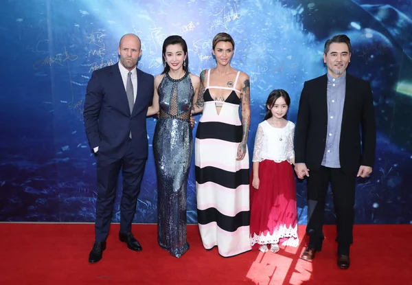 Desde Izquierda Actor Inglés Jason Statham Actriz China Bingbing Actriz —  Fotos de Stock