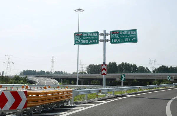 2018년 20일 베이징의 라고도 불리는 수도권 고속도로의 퉁저우 구간이 개통되었습니다 — 스톡 사진