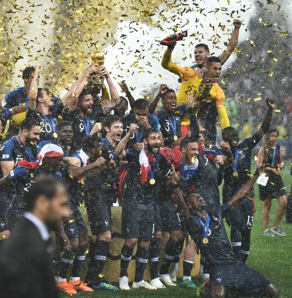2018年7月15日 在俄罗斯莫斯科举行的2018年亚足联世界杯上 法国队在最后一场比赛中击败克罗地亚 法国球员和球队成员庆祝 — 图库照片