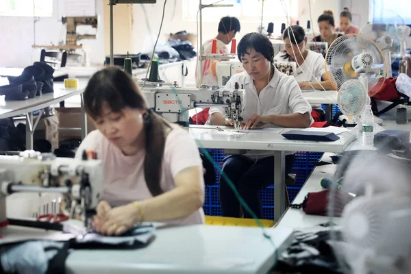 Čínští Pracující Ženy Šít Ponožky Oděvní Továrně Suixi Hrabství Huaibei — Stock fotografie