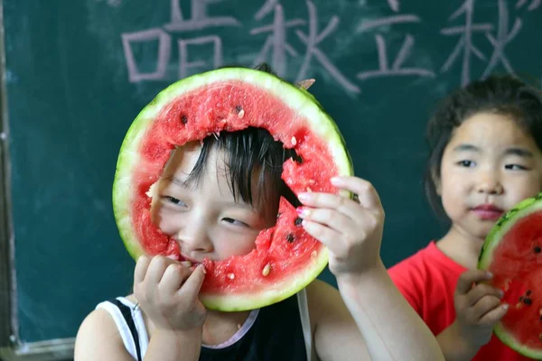 Dzieci Jinling Przedszkole Jeść Arbuz Oznaczania Liqiu Czyli Początek Jesieni — Zdjęcie stockowe