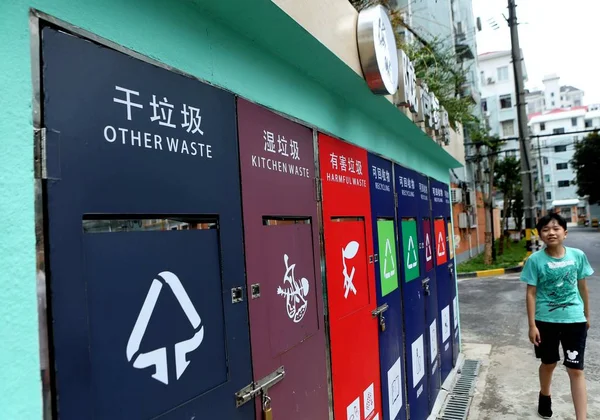 2018년 상하이의 지역에서 새로운 쓰레기 기준을 충족하기 배치된 스마트 쓰레기통을 — 스톡 사진