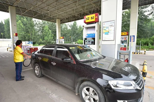 Chinese Worker Refuels Car Gas Station Cnpc China National Petroleum — Stok fotoğraf