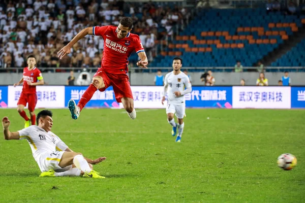 Brasilianska Fotbollsspelare Alan Kardec Topp Chongqing Swm Passerar Bollen Mot — Stockfoto